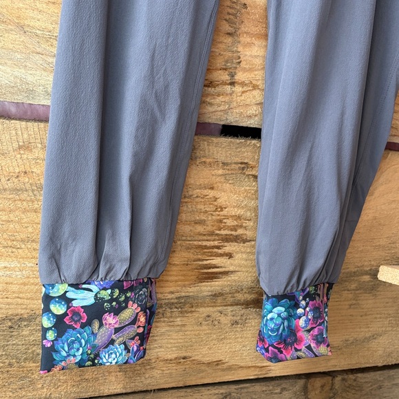 Youer Follow Through Pants - Picture 6 of 7